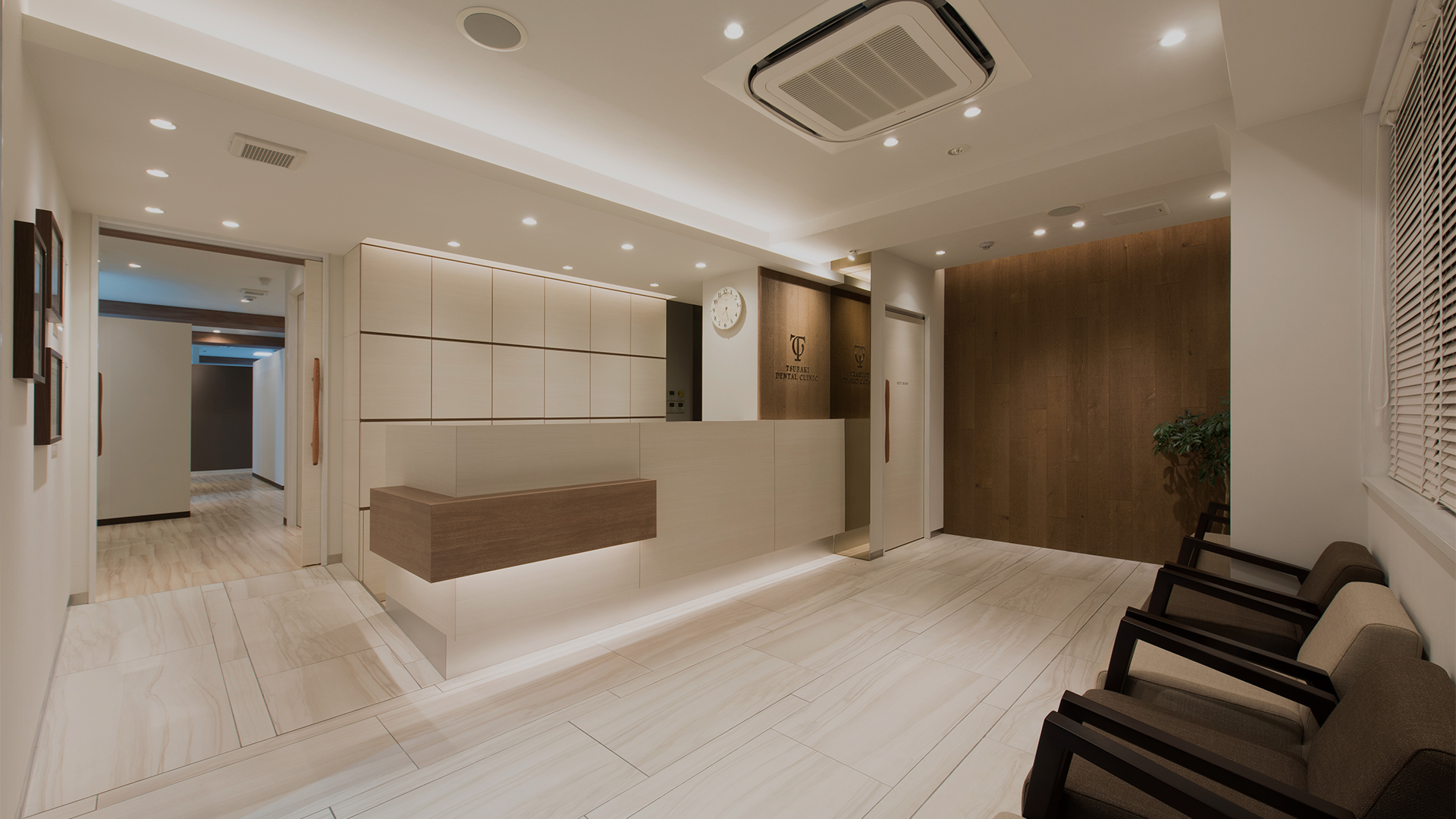 三ノ輪の歯医者　椿デンタルクリニックの受付待合スペース